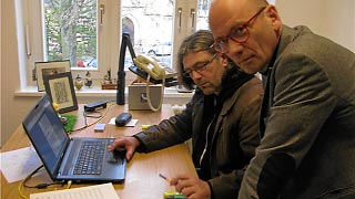 <p>Mathias Michaely (links) und Stefan Runge blicken auf die Partitur der Matthäus-Passion. </p><p style='text-align:right;'> Foto: Jürgen Paxmann</p>